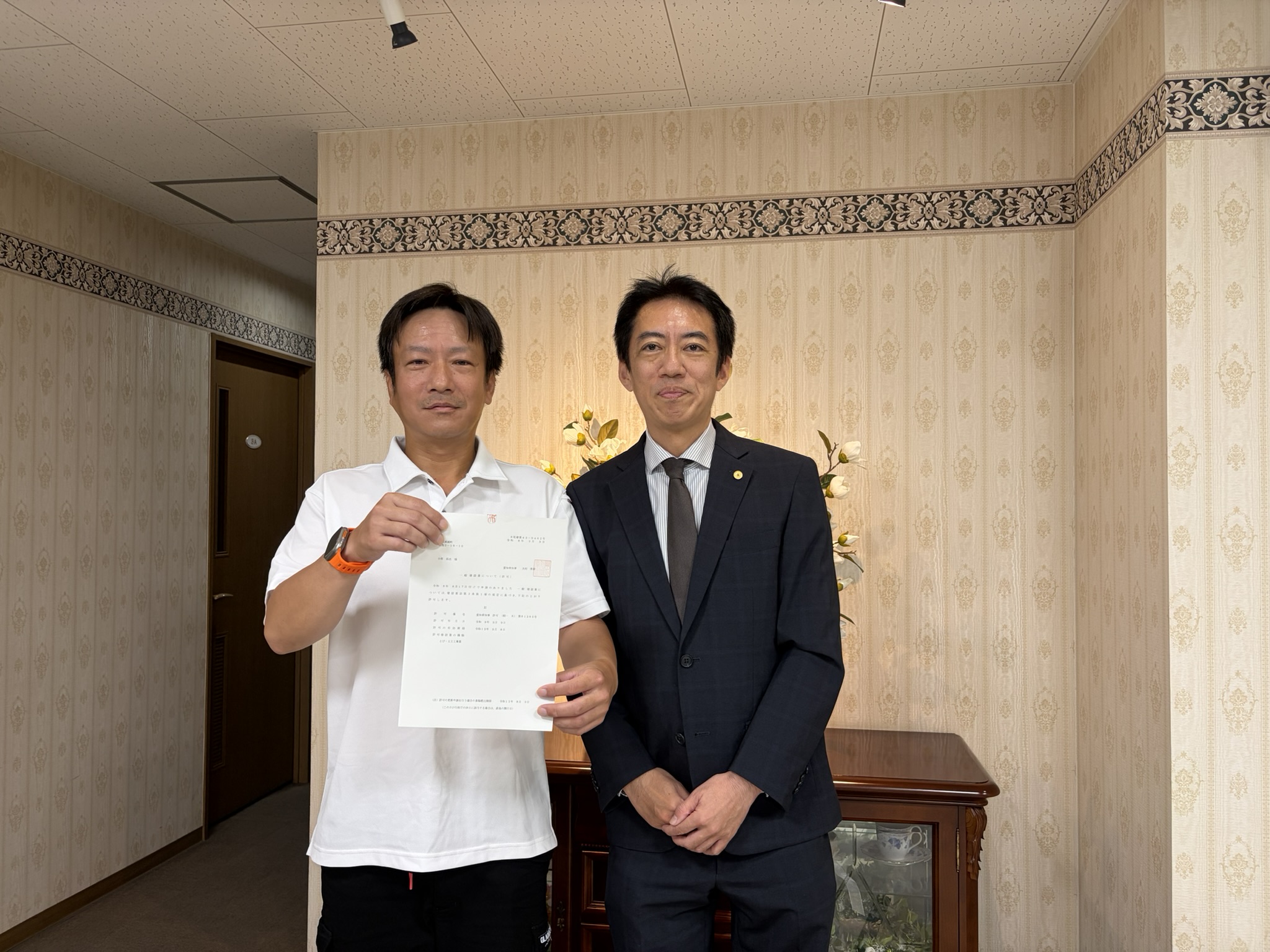 建設業許可証を持つActive Promotion小原拓也様と行政書士吉田哲朗